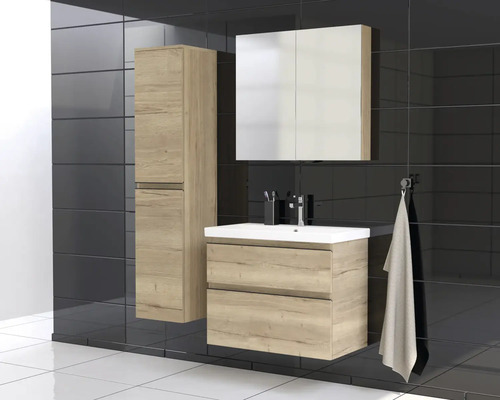 Baie cu dulap de bază pentru lavoar, dulap cu oglindă și dulap înalt cu aspect de lemn.