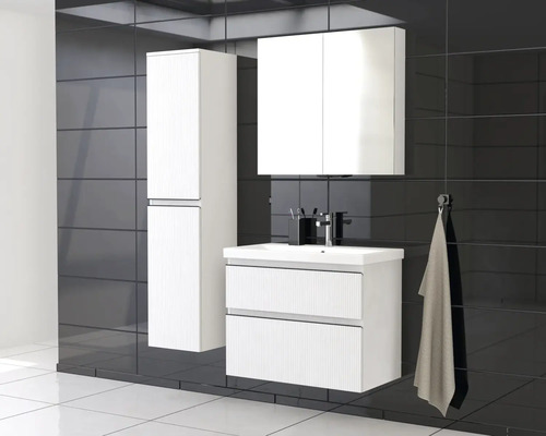 Baie cu lavoar, dulap cu oglindă și dulap înalt în fața unui backsplash de gresie închisă la culoare