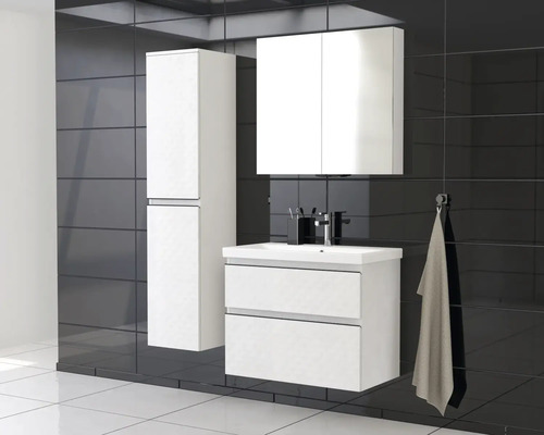 Baie cu lavoar, dulap cu oglindă și dulap înalt pentru articole de toaletă