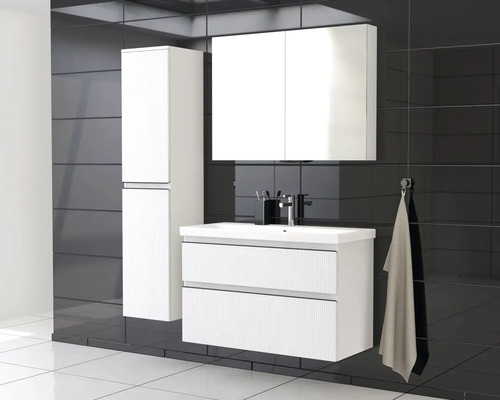 Baie cu lavoar, dulap cu oglindă și dulap înalt, cu design deschis la culoare, în fața unui perete de faianță neagră