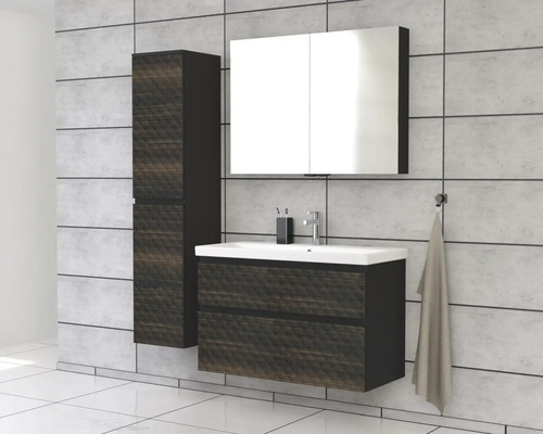 Baie cu lavoar, dulap cu oglindă și dulap înalt