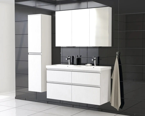 Baie cu dulap de lavoar, dulap cu oglindă și dulap înalt pentru accesorii de baie