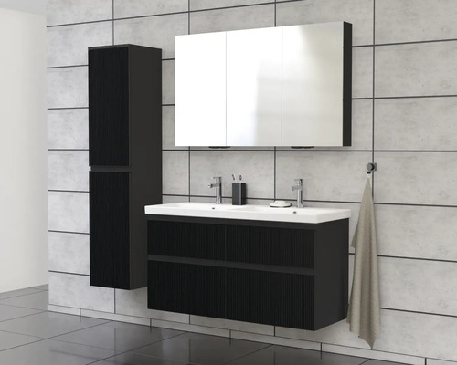 Baie modernă cu dulap sub lavoar, dulap cu oglindă și dulap înalt