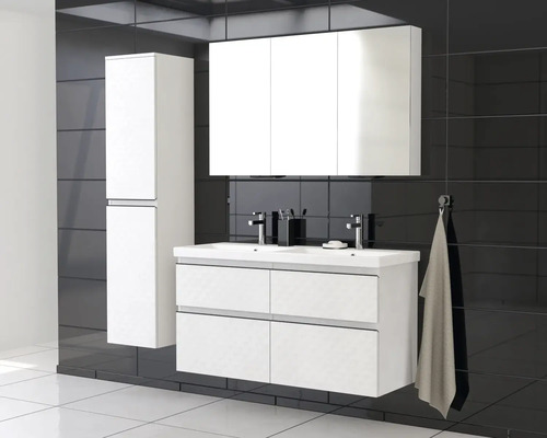 Set de baie modern, cu dulap sub lavoar, dulap cu oglindă și dulap înalt într-o nuanță deschisă