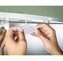 Instalarea unei lămpi LED sub dulap pe o dulap cu oglindă