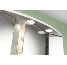 Prim-plan cu dulap cu oglindă, cu iluminare și rafturi din sticlă