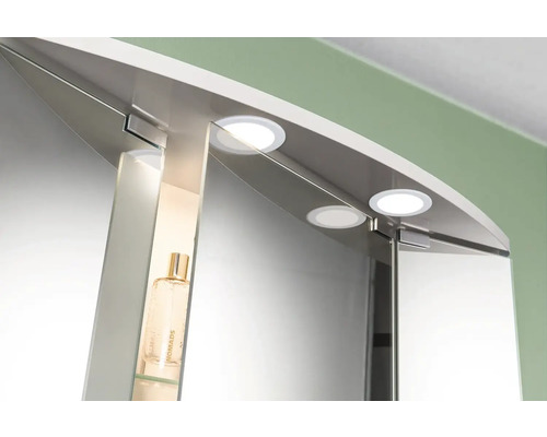 Prim-plan cu dulap cu oglindă, cu iluminare și rafturi din sticlă