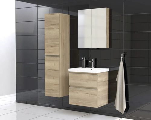 Baie cu lavoar, dulap cu oglindă și dulap înalt