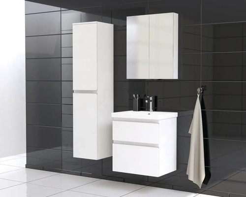 Set de baie modern cu dulap de lavoar, dulap suspendat și dulap cu oglindă pe un fundal de faianță închisă la culoare