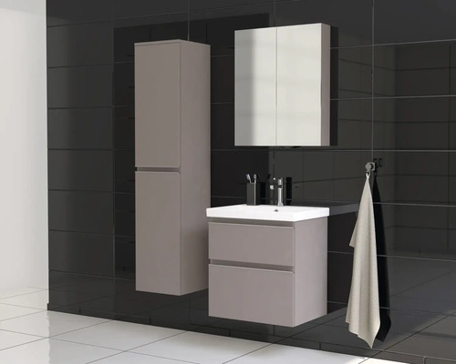 Baie cu lavoar, dulap cu oglindă și dulap înalt în fața unui perete întunecat