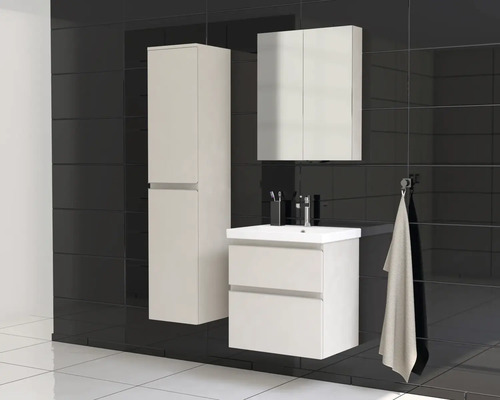 Set de baie modern cu lavoar, dulap cu oglindă și dulap înalt în fața unui perete cu faianță neagră