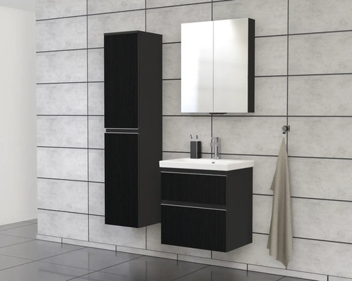 Baie cu lavoar, dulap cu oglindă și dulap înalt