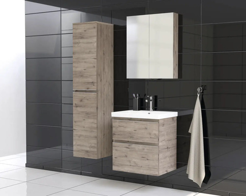 Baie cu lavoar, dulap cu oglindă și dulap înalt cu aspect de lemn