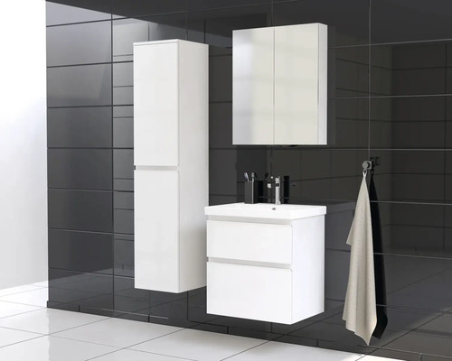 Baie cu dulap sub lavoar, dulap cu oglindă și dulap înalt