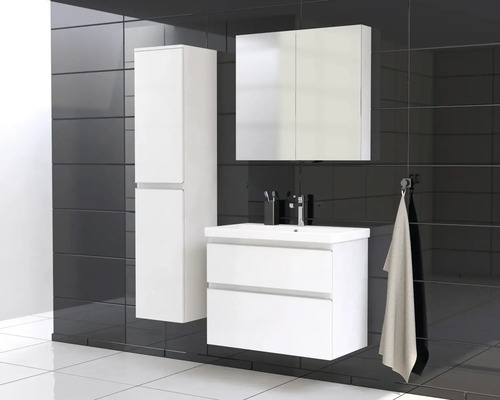 Baie cu lavoar, dulap cu oglindă și dulap înalt într-un design simplu