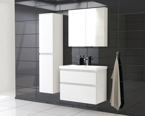 Baie modernă cu dulap sub lavoar, dulap cu oglindă și dulap înalt