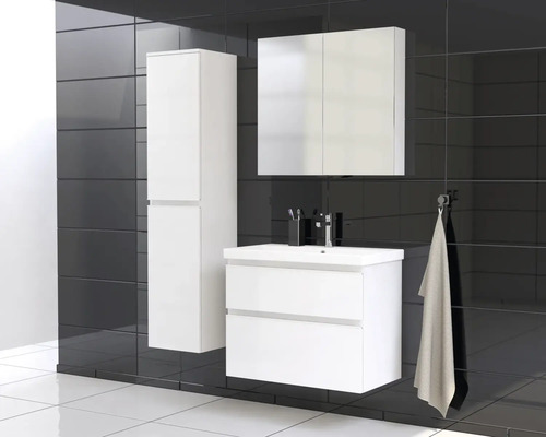 Baie cu dulap sub chiuvetă, dulap cu oglindă și dulap înalt pe fundal de faianță neagră