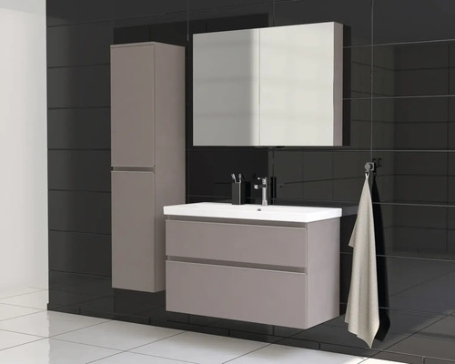 Set de baie cu dulap de bază pentru lavoar, dulap cu oglindă și dulap înalt în fața unui perete cu faianță