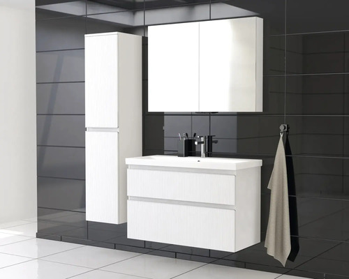 Baie cu dulap de lavoar, dulap cu oglindă și dulap înalt în fața unui perete cu faianță neagră