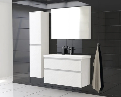 Baie modernă cu dulap de bază alb pentru lavoar, dulap cu oglindă și dulap înalt pe un fundal de faianță neagră.