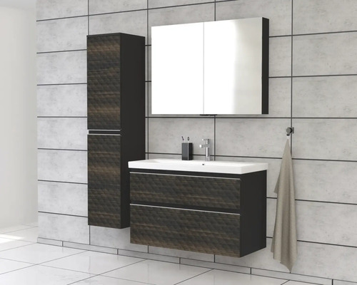 Baie cu lavoar, dulap cu oglindă și dulap înalt