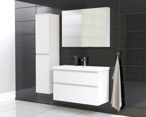 Baie modernă cu dulap sub lavoar, dulap cu oglindă și dulap înalt pe fundal cu gresie închisă la culoare