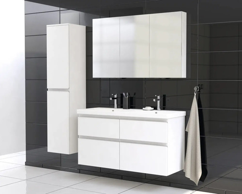 Baie cu lavoar, dulap cu oglindă și dulap înalt