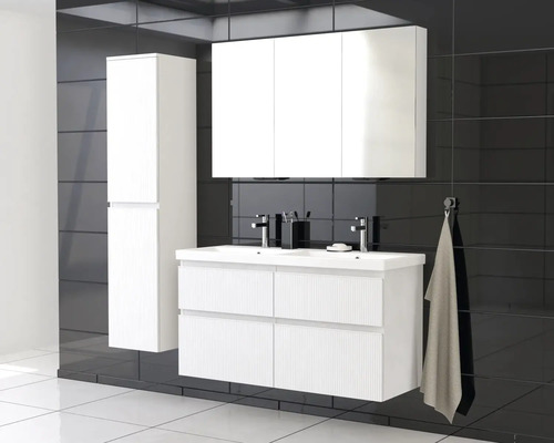 Baie cu dulap sub lavoar, dulap cu oglindă și dulap înalt