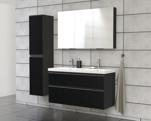 Set de baie cu dulap de bază pentru lavoar, dulap cu oglindă și dulap înalt în fața unui perete placat cu faianță