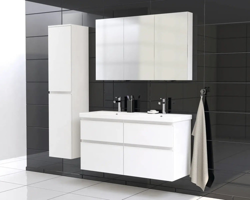 Baie cu lavoar, dulap cu oglindă și dulap înalt