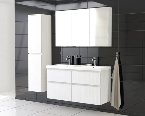 Baie cu lavoar, dulap cu oglindă și dulap înalt