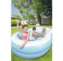 Piscină gonflabilă cu copii jucându-se în grădină