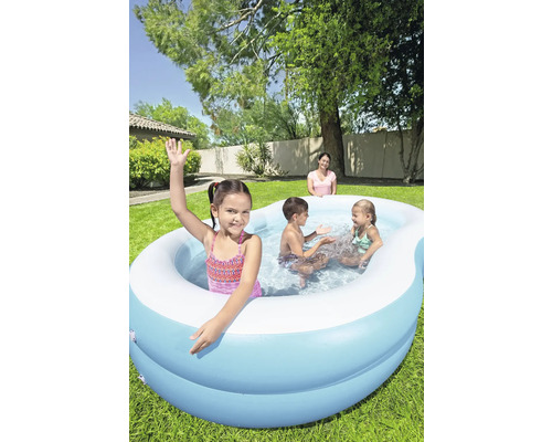 Piscină gonflabilă cu copii jucându-se în grădină