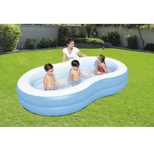 Piscină gonflabilă cu trei copii și o femeie în grădină.