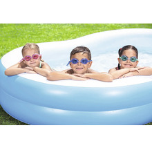 Trei copii cu ochelari de înot se relaxează într-o piscină gonflabilă în grădină.