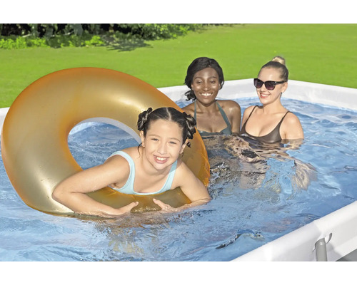 Scenă cu trei persoane în piscină, inclusiv un copil cu colac de înot