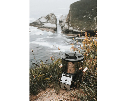 Aragaz din oțel inoxidabil pentru combustibil în fața peisajului de coastă