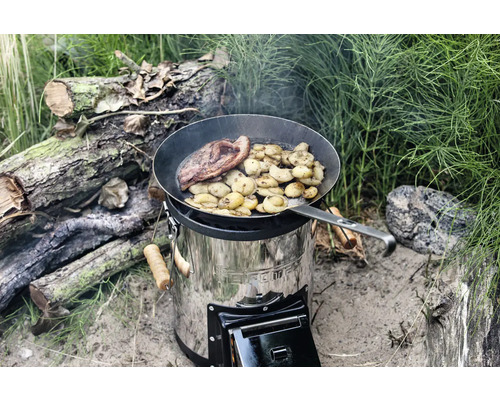 Tigaie cu friptură și cartofi pe un cuptor portabil în aer liber