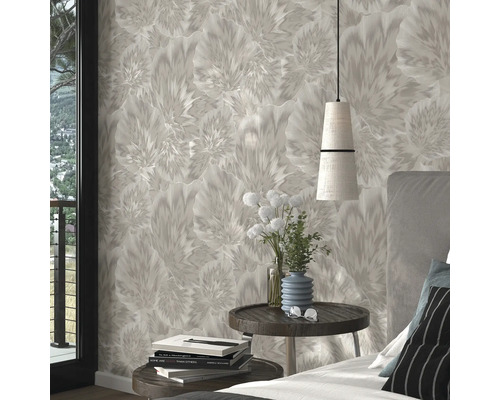 Interior cu tapet cu model floral, noptieră și lampă