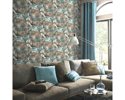 Living cu tapet cu model, canapea și decor