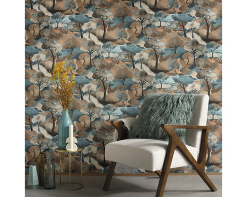 Scenă cu un tapet cu motiv de pădure, un scaun cu pernă, o măsuță laterală și vaze.