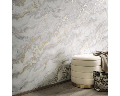 Cameră decorativă cu tapet de marmură, taburet și geantă de mână