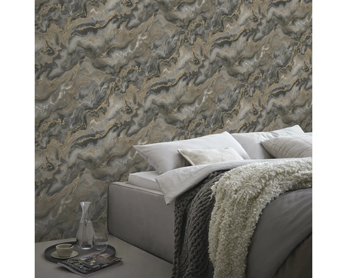 Dormitor cu pat și tapet cu aspect de marmură