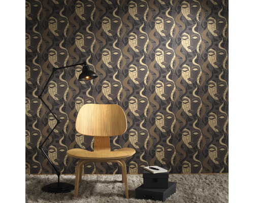 Vedere a camerei cu tapet cu model, scaun și lampă de podea