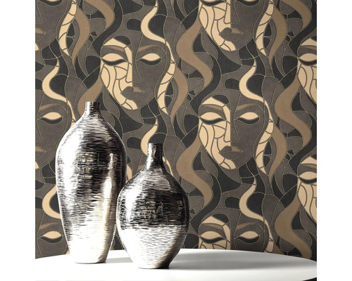 Două vaze argintii pe o masă în fața unui tapet cu model cu fețe.