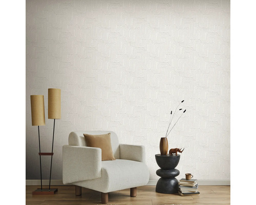 Living cu tapet cu model, fotoliu și lampadar