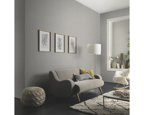 Cameră de zi cu tapet, canapea și elemente decorative pentru o atmosferă primitoare