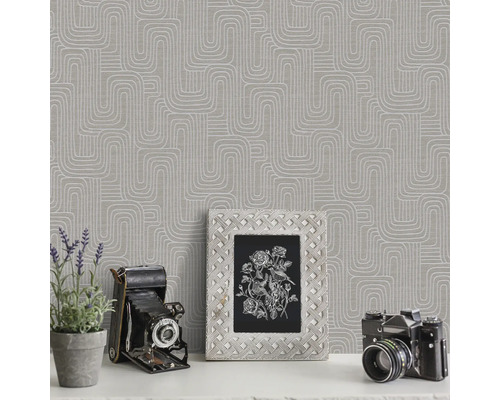 Tapetă decorativă de perete cu model geometric și accesorii pentru casă pe un raft