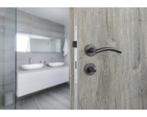 Ușă deschisă cu vedere spre o baie cu chiuvetă dublă