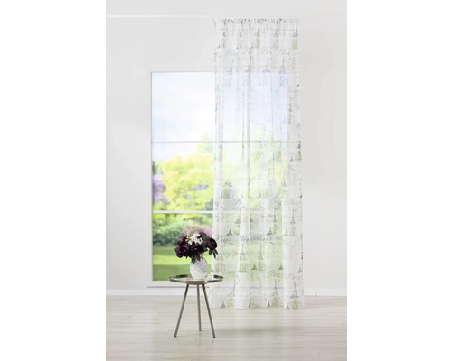 Șaluri decorative cu motiv Paris în fața unei ferestre, lângă o măsuță cu flori